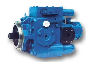 PV20系列軸向變量柱塞泵，采用斜盤結構，適用于閉式回路靜液傳動。流量正比于泵驅動速度，反過來，改變旋轉斜盤的角度，可實現泵在零和最大排量之間無級調節。可調節控制手柄相對于0位的位置（左側或右側），來改變流體的方向，從而達到換向的目的。       液壓 - 機械伺服排量控制裝置保持或調節斜盤位置，因此泵排量控制手柄后的釋放，旋轉斜盤自動返回到零位位置和流量變為零。